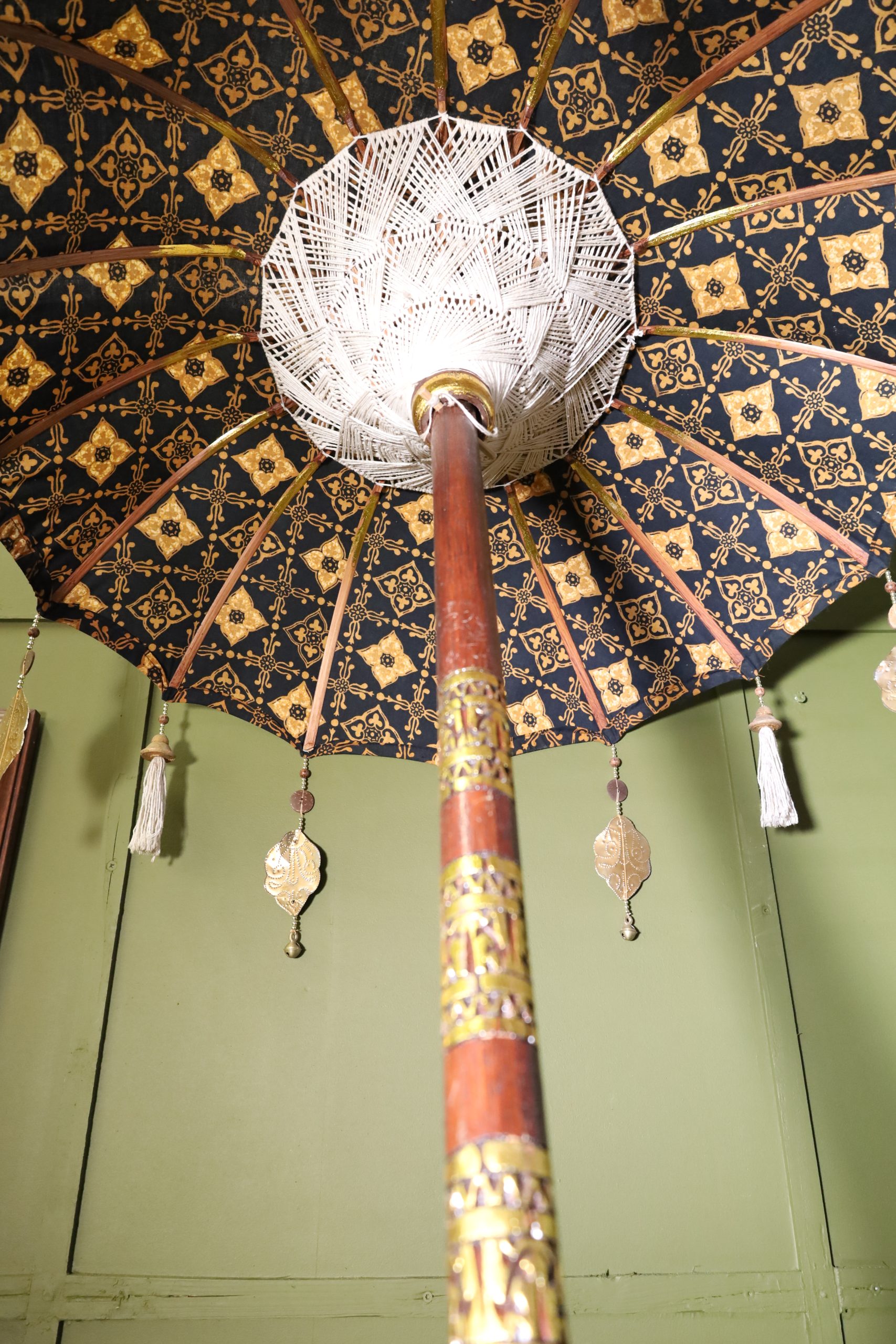 Langer dekorativer goldener Schirm