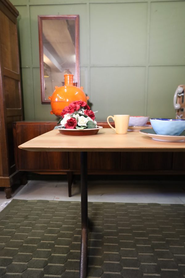 Tisch aus Buchenholz