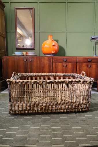 Antique wicker/wicker basket