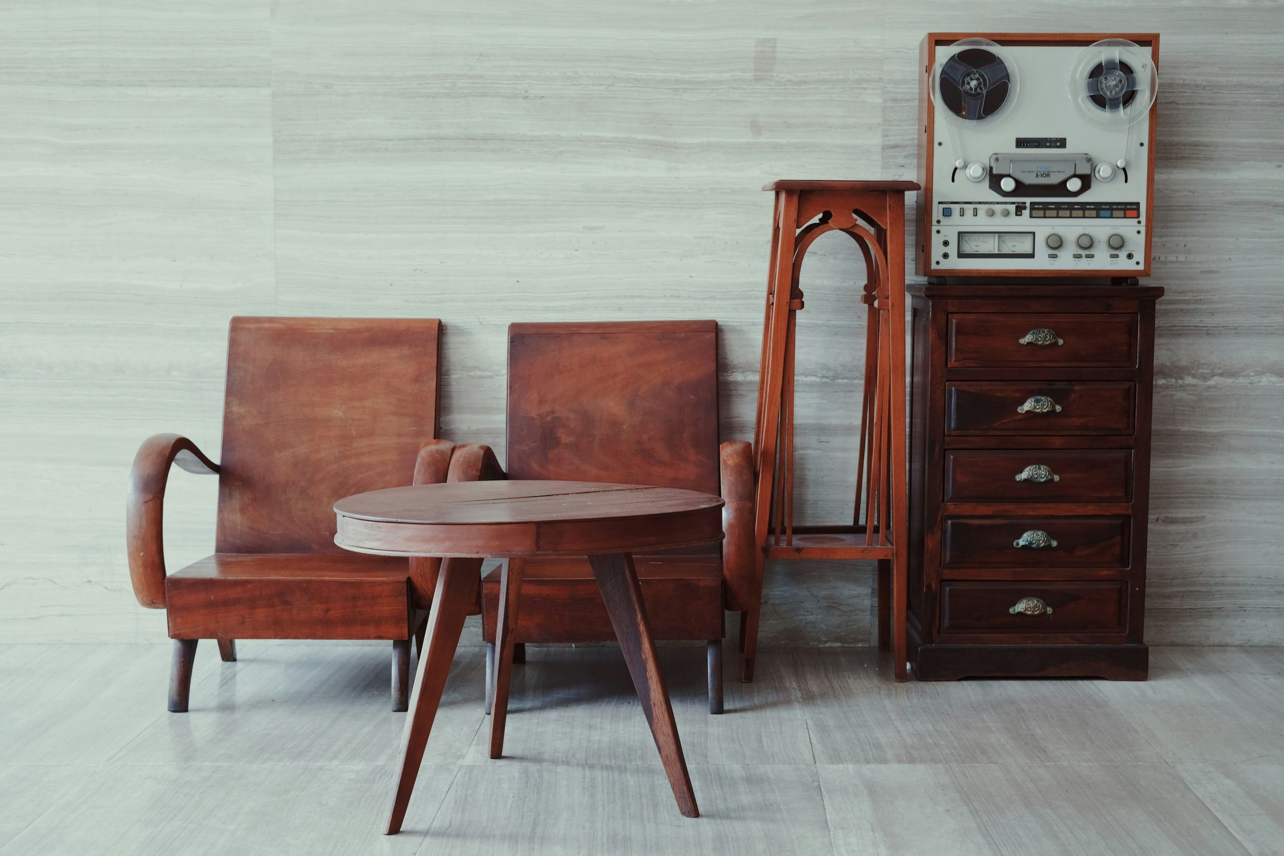 chaises, table et cabinet en bois brun