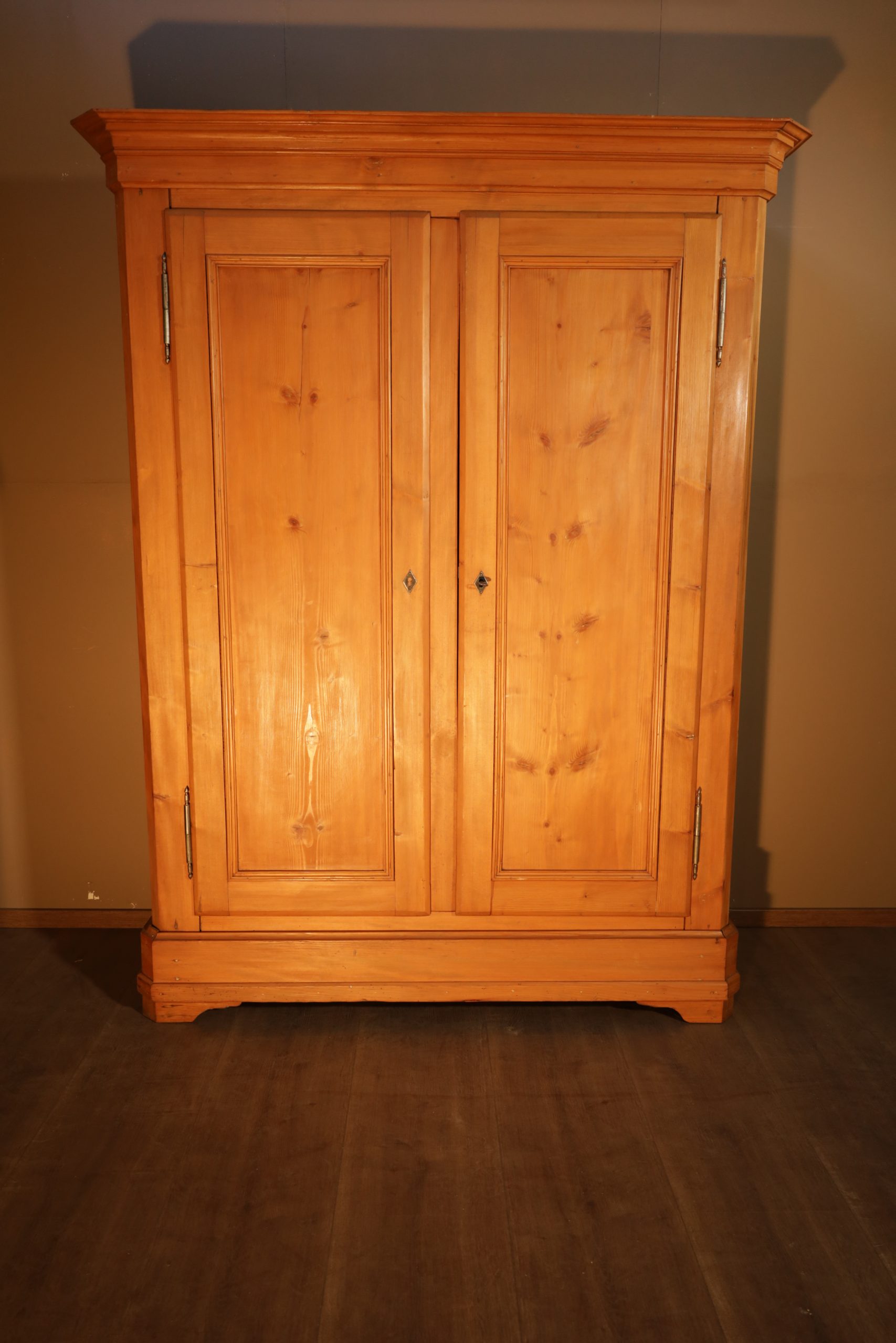 Armoire historiciste en sapin