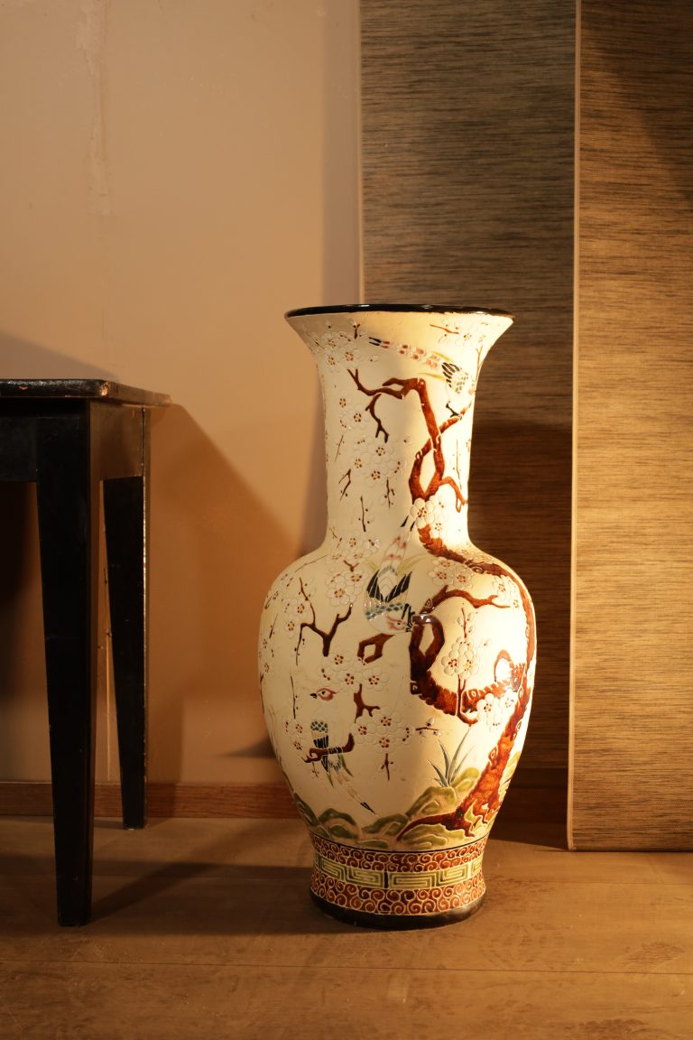 Ancien vase de sol asiatique