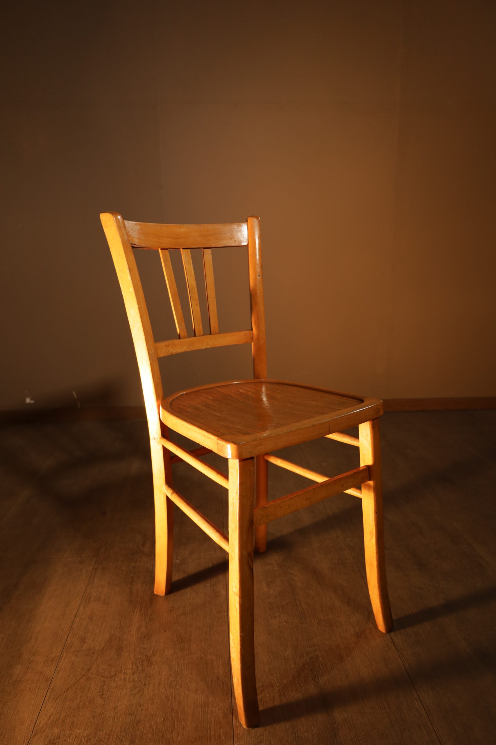 Chaise de bistrot vintage française