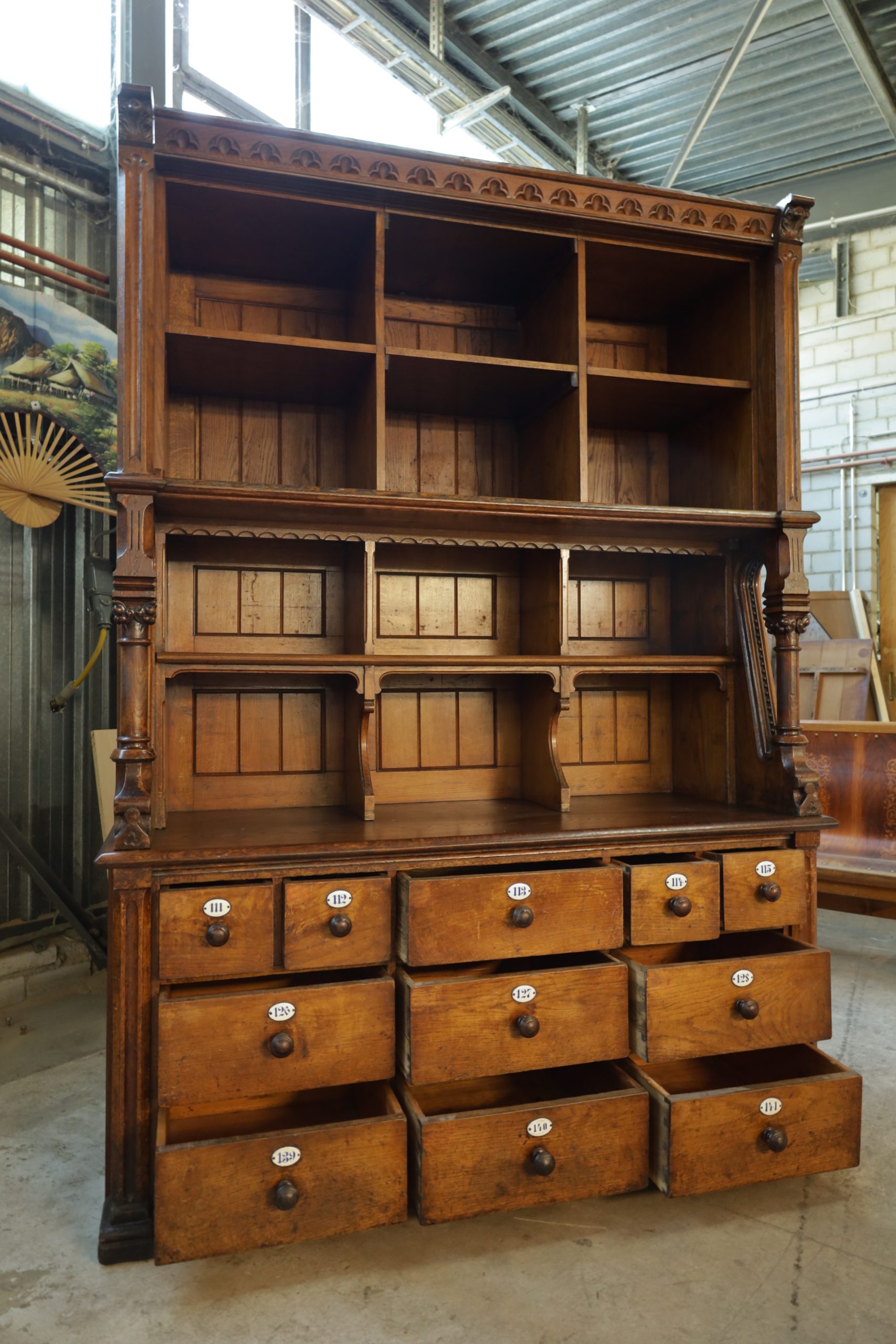 Ancienne armoire à tiroirs en chêne avec des compartiments - 19ème siècle