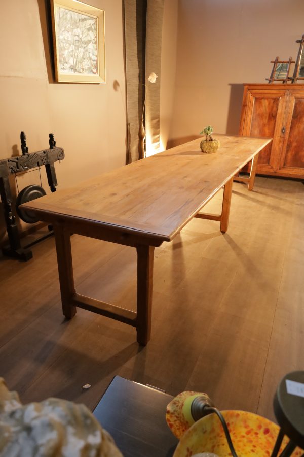 Riesiger antiker Tisch