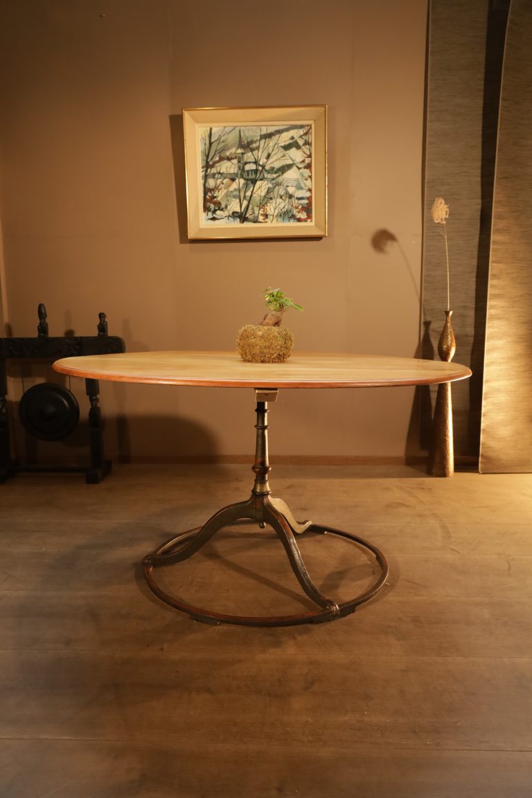 Horgenglarus table cherry wood round