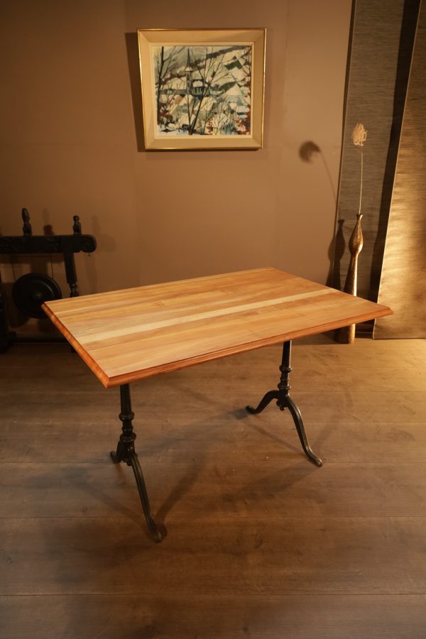 Horgenglarus Tisch aus Kirschbaumholz