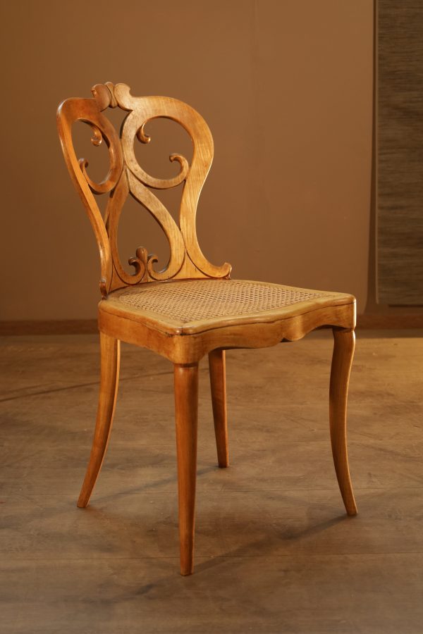 Chaise ancienne avec tressage viennois