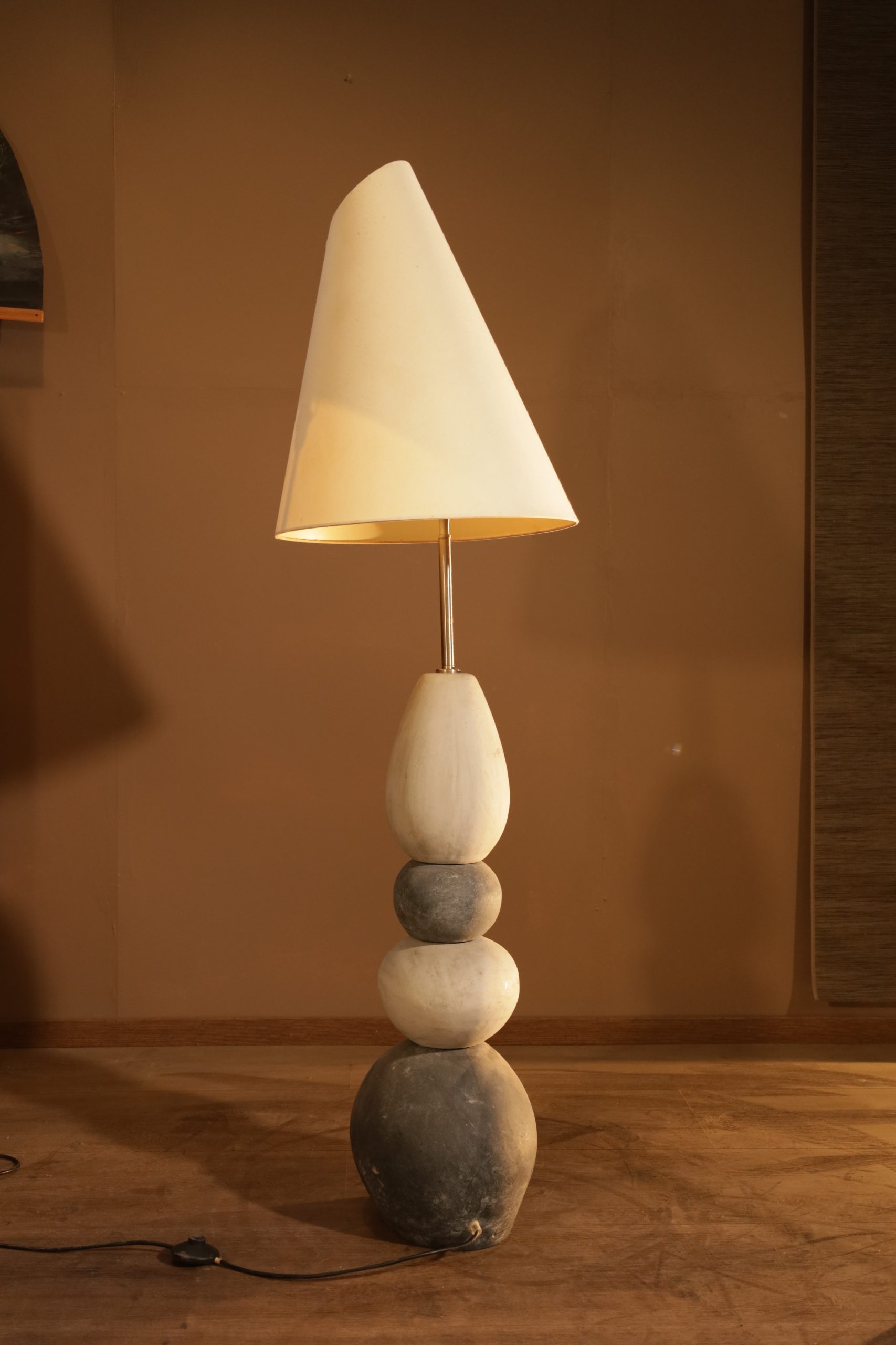 Hohe Stehlampe