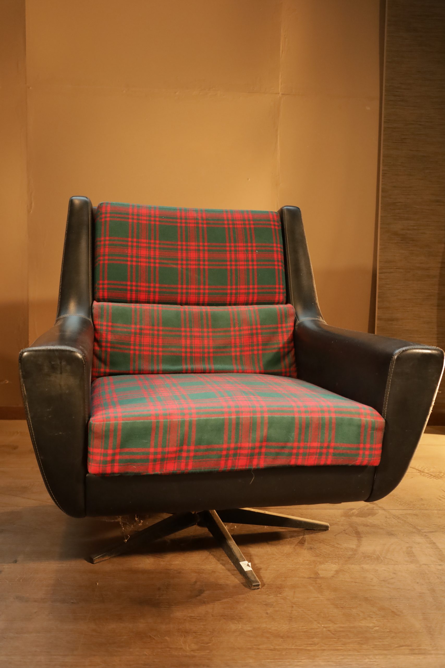 Mid Century Modern Ledersessel aus den 80er Jahren 1/2 Stk
