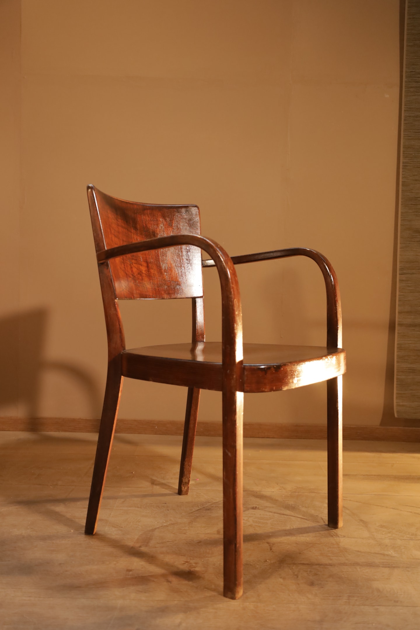Ein historischer Horgenglarus Stuhl aus der Möbelfabrik, der die Entwicklung des Designs zeigt.