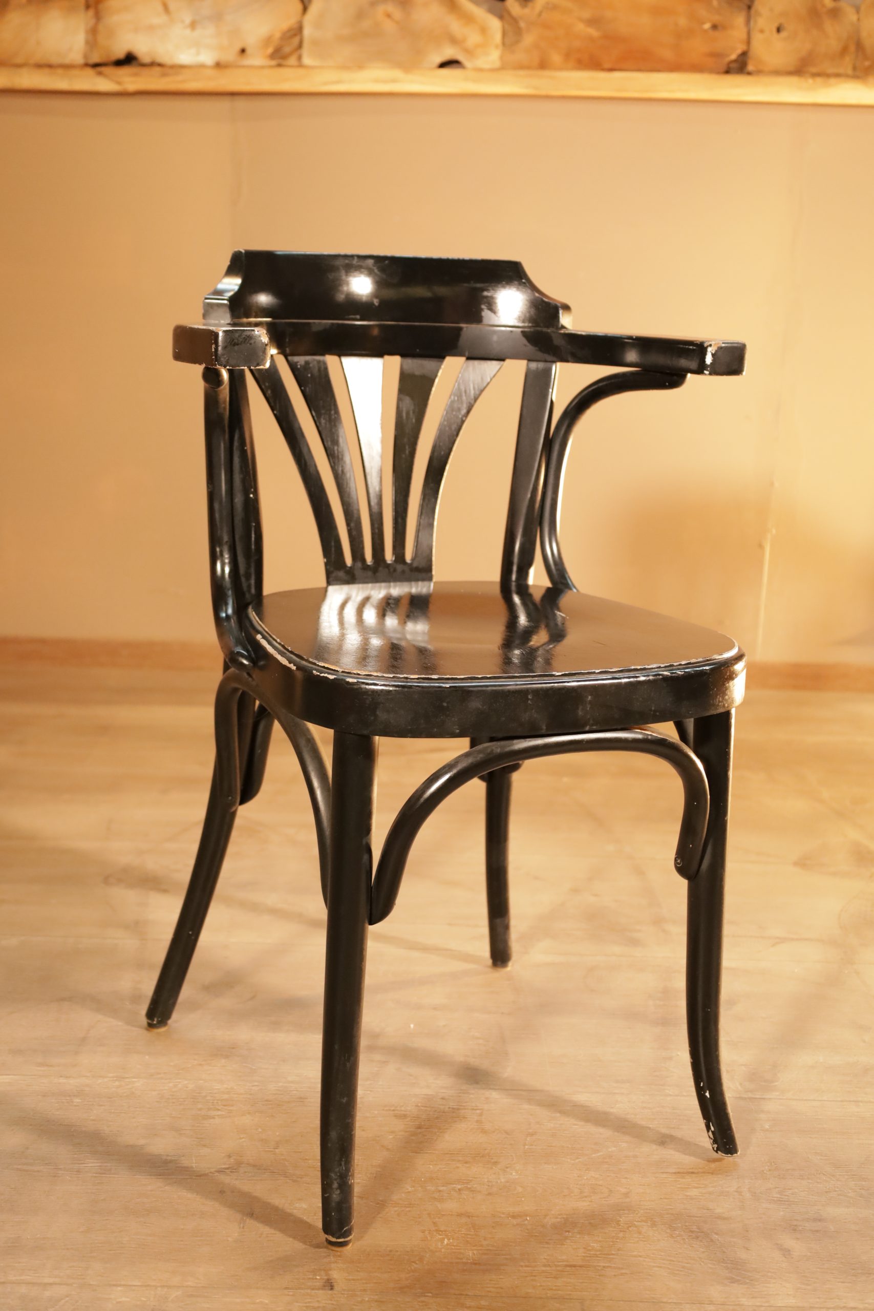 Schwarze Bistrostühle