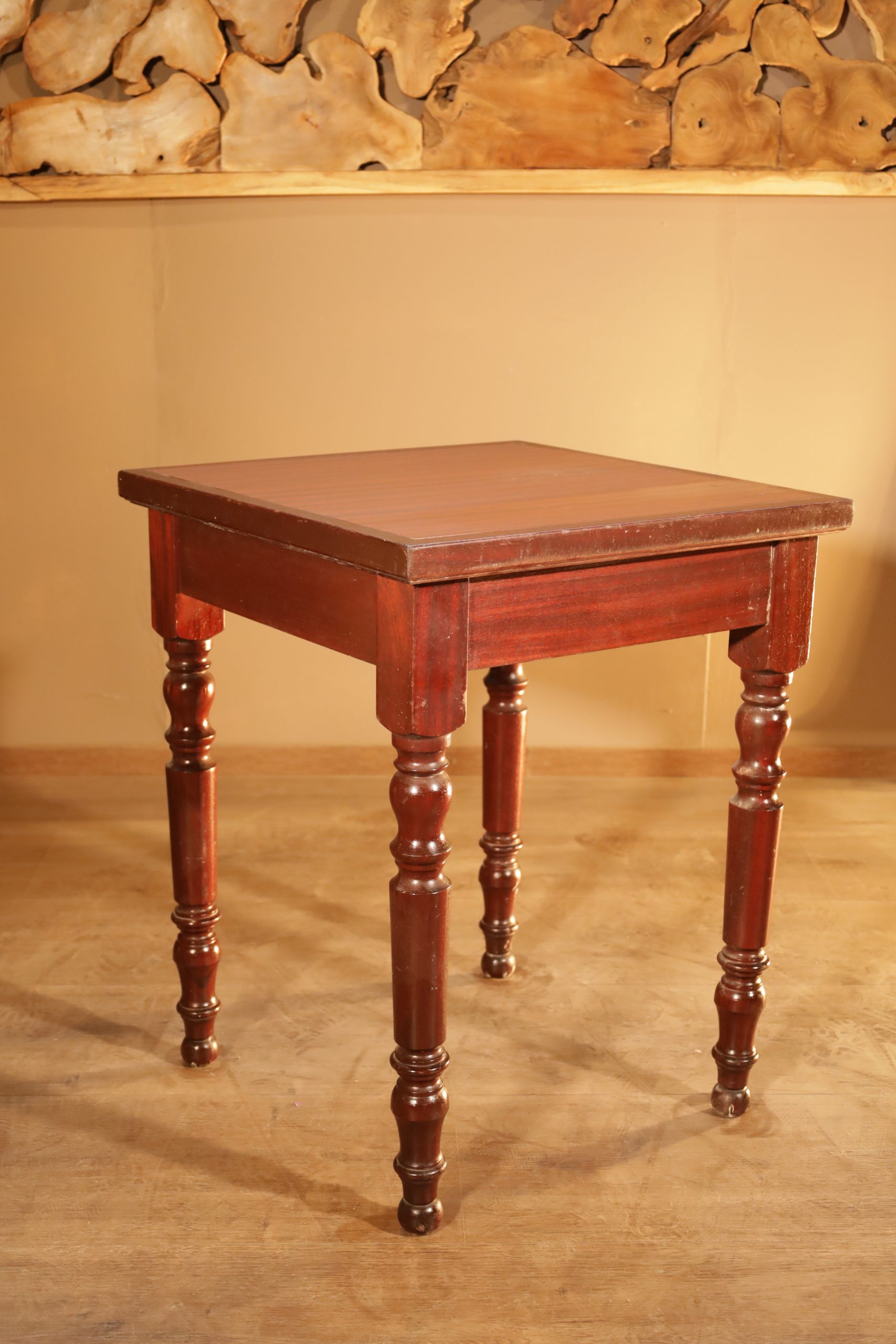 Kleine Mahagoni-Holz Bistrotische - 60 x 60cm - 1/6 Stk