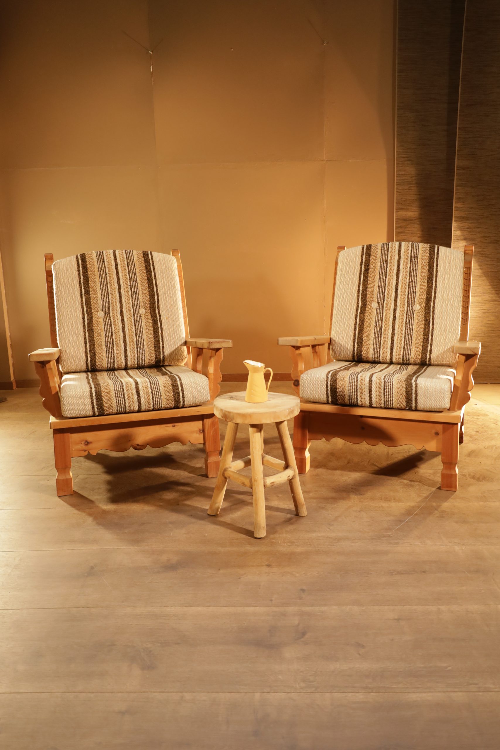 Cosy armchair on Swiss stone pine and wool cover