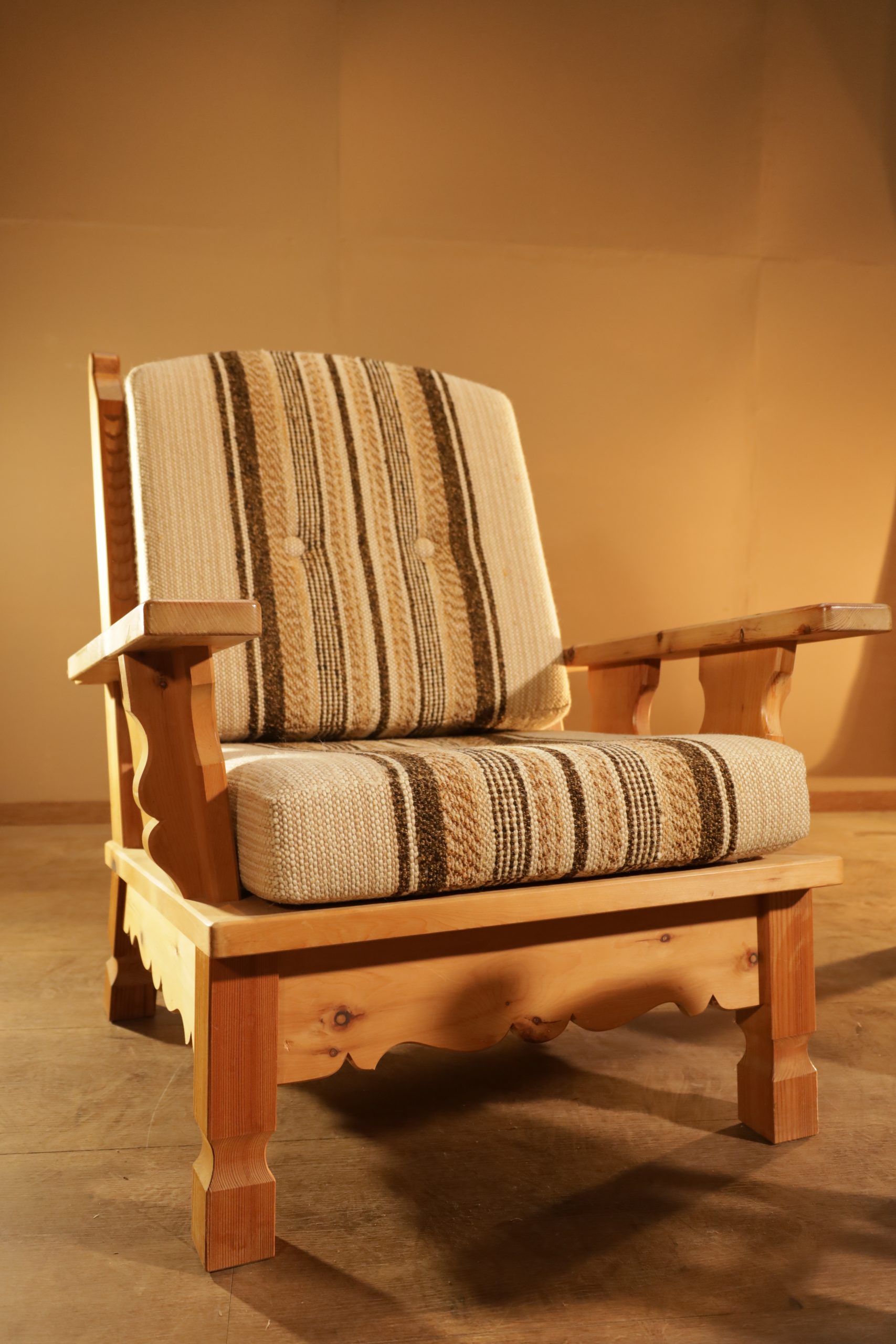 Cosy armchair on Swiss stone pine and wool cover